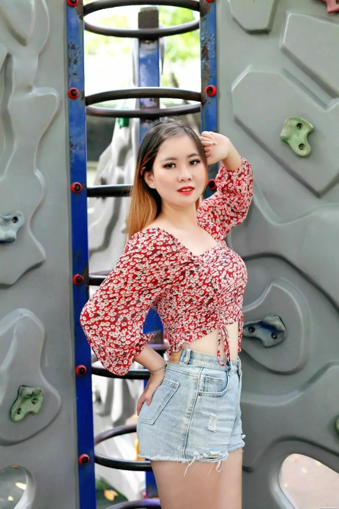 Nhung, 24